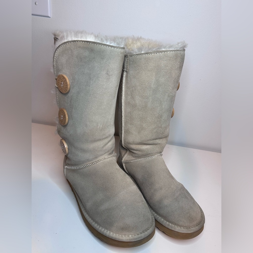 UGG Classic Tall Bailey Button Triplet Shearling 1873 Women’s Size W6 Grey Suede